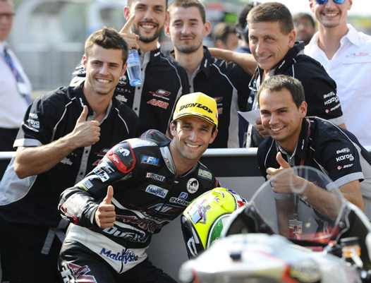 <b>Johann Zarco - Kalex-Honda avec son manager Laurent Fellon et toute l'équipe AJO Motorsport (photo AJO Motorsport)</b>