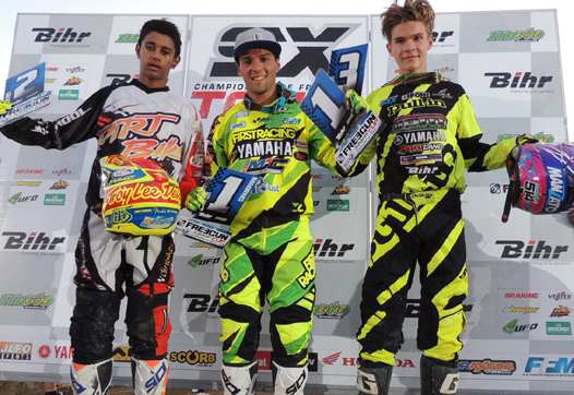 <b>Podium Final Freegun Junior Cup 2015 : 2ème William Dho - KTM, 1er Anthony Bourdon - Yamaha, 3ème ex aequo Hugo Manzatto - Yamaha
et Mathys Boisramé - Yamaha (absent à l’image)</b>