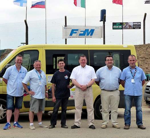<b>De gauche à droite : Frédéric Drancourt - Christian Bouin - Président de la Commission des Courses sur Piste FFM, Patrick Goret - Directeur de la piste, Jacques Bolle - Président de la FFM, Patrick Lamoureux - Vice-Président de la FFM et J.M. Lacombe - FIM (photo Luc Guillaume</b>)