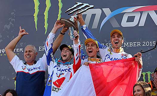 <b>Pascal Finot - Entraineur National avec ses pilotes : Romain Febvre - Yamaha, Marvin Musquin - KTM et GautierPaulin - Honda</b>