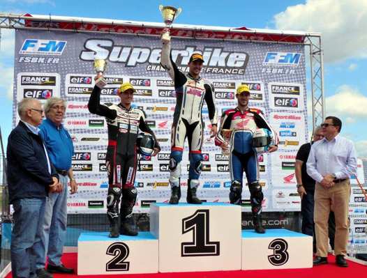 <b>Podium 2/Supersport : Robin Camus - Suzuki, Cédric Tangre - Suzuki et Valentin Debise - Honda, récompensés par Jacques Bolle - Président de la FFM, Patrick Coutant - Président de la CNV et Fernand Dieudonné - Vice-Président de la FFM (photo Luc Guillaume)</b>