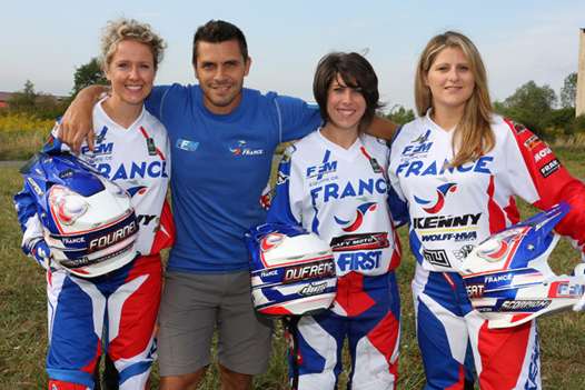 <b>L'Equipe de France Trophée Féminin avec Pierre-Marie Castella (photo Pascal Haudiquert/Mediacross)</b>