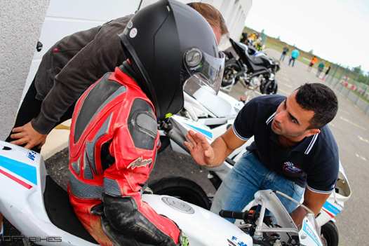 <b>Mike Di Méglio avec un jeune pilote débutant (photo Off-Bikes)</b>
