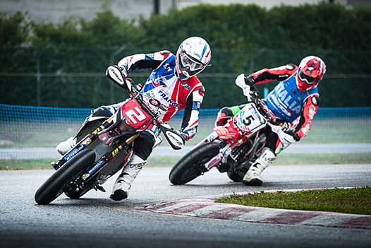 <b>Adrien Chareyre - #2 Aprilia devant l'Italien Christian Ravaglia - #5 Honda</b>