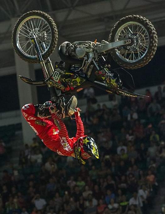 <b>David Rinaldo - Yamaha (photo nightofthejumps.com)</b>