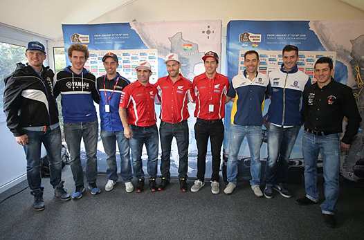 <b>De gauche à droite, les pilotes de la catégorie Moto : Adrien Van Beveren - Yamaha, Xavier de Soultrait - Yamaha, Hèlder Rodrigues - Yamaha, Paulo Goncalves - Honda, Mickaël Metge - Honda, Joan Barreda - Honda, Ruben Faria - HVA, Pierre-Alexandre Renet - HVA et Olivier Pain - KTM(photo ASO)</b>