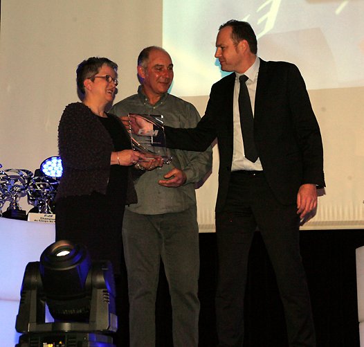 <b>Le Motor Club Limousin (Chantal Solnon et Jean-François Doucet - Vice-Président) lauréats du Prix Développent Durable FFM 2015 remis par Sébastien Poirier – Directeur Général FFM (photo Jean-Paul Ancion/FFM)</b>