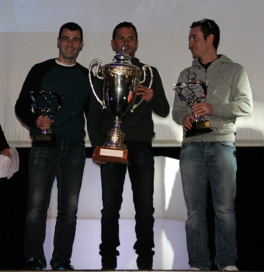 <b>L’Equipe de France 1er du Supermoto des Nations 2015 avec Sylvain Bidart – Honda, Sébastien Bonnal – Entraineur National et Thomas Chareyre – TM (photo Jean-Paul Ancion/FFM)</b>