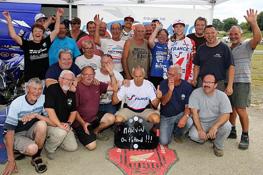 <b>Les bénévoles du Moto-Club d'Ernée autour de Gautier Paulin - Honda, de Romain Febvre - Yamaha et de Pascal Finot - Entraineur National, représentant l'Equipe de France de Motocross, vainqueur du MX des Nations 2015 </b>