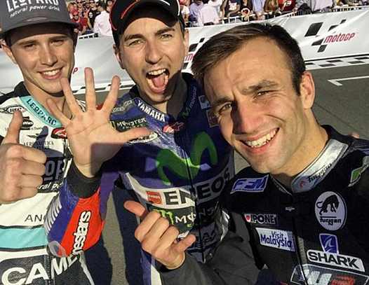 <b>Danny Kent - Honda, Champion du Monde Moto3, Jorge Lorenzo - Yamaha, Champion du Monde MotoGP, et Johann Zarco - Kalex-Honda, Champion du Monde Moto2 (photo MotoGP.com)</b>
