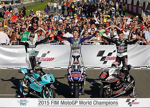 <b>Danny Kent - Honda, Champion du Monde Moto3, Jorge Lorenzo - Yamaha, Champion du Monde MotoGP, et Johann Zarco - Kalex-Honda, Champion du Monde Moto2 (photo MotoGP.com)</b>