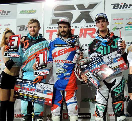 <b>Podium SX1 : Cyrille Coulon - Kawasaki VHR - 3ème, Fabien Izoird - Honda Motoblouz - Champion 2009, 2010, 2011, 2013, 2014, 2015 et Cédric Soubeyras- Team Yamaha 2B - Vice-champion 2015 (photo Orgacom)</b>