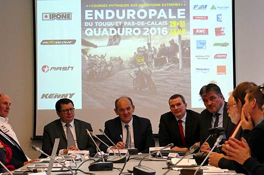 <b>De gauche à droite, David Hauquier (Directeur de l’épreuve), Jacques Bolle (Président de la Fédération Française de Motocyclisme), Daniel Fasquelle (Député Maire du Touquet), Ludovic Locquet (Vice-Président du Conseil Départemental du Pas-de-Calais), David Douillet (Député des Yvelines).</b>