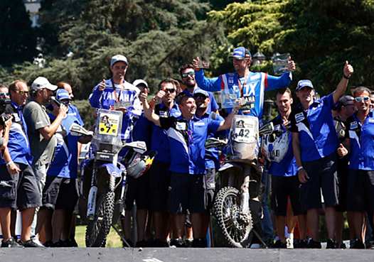 <b>L'équipe Yamaha avec Hélder Rodrigues et Adrien Van Beveren sur le podium d'arrivée de Rosario en Argentine (photo DPPI)</b>