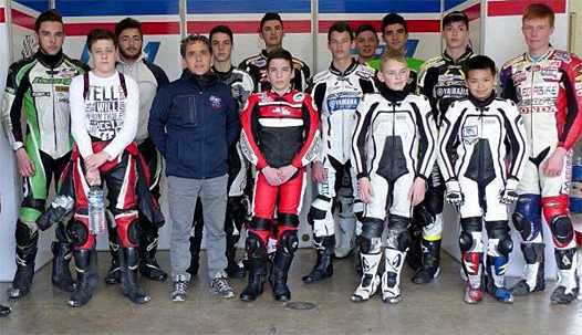 <b>Alain Bronec, Responsable Sportif de la Filière Vitesse, entouré de plusieurs jeunes stagiaires</b>