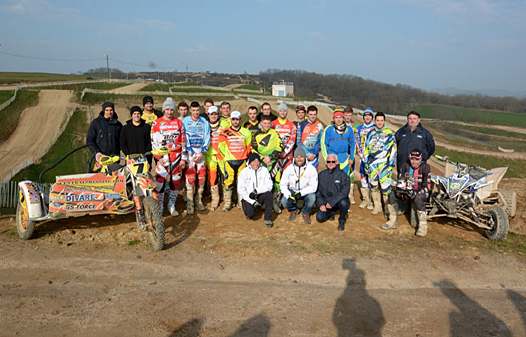 <b>Photo de famille du stage pour les équipages de Side-Car Cross et les pilotes de Quad en présence de Jean-Pierre Forest - Président du Moto-Club Dardon Gueugnon, Laurent Sambarrey - Entraîneur fédéral en charge du Side-Car Cross, Freddy Blanc - Entraîneur fédéral en charge du Quad et Thierry Pommier - délégué du Championnat de France de Quad Cross (photo pix4action)</b>