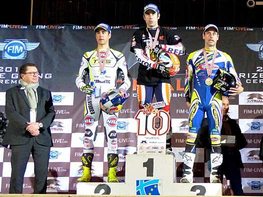<b>Podium final : Jacques Bolle - Président de la FFM, Adam Raga - TRS, Toni Bou - Montesa et Albert Cabestany - Sherco (photo FIM)</b>