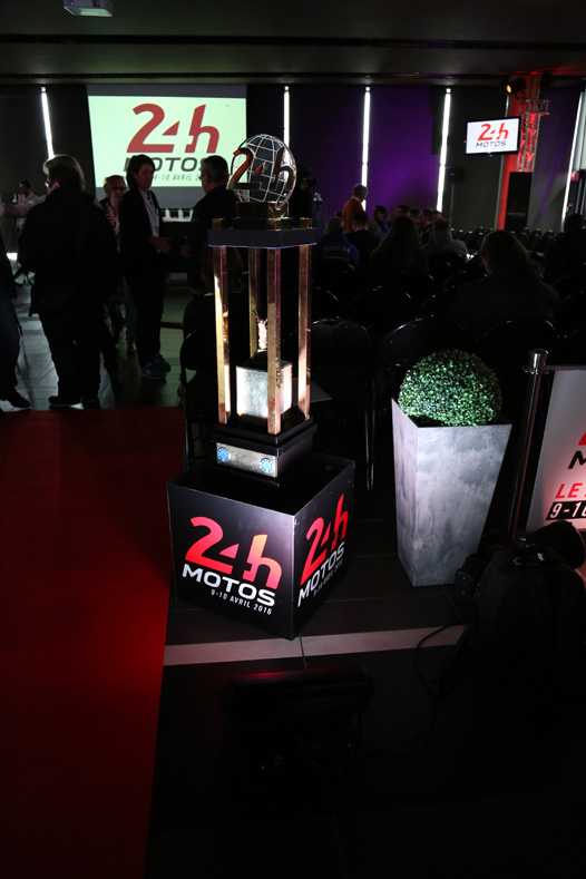 Le trophée tant convoité des 24 Heures Motos (Photo Gilbert Michel)