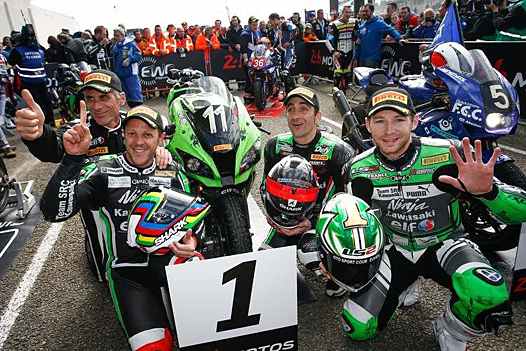 <b>Le Kawasaki SRC : Gilles Stafler - Team Manager, Fabien Foret, Matthieu Lagrive et Grégory Blanc (photo David Reygondeau/Good-Shoot)</b>