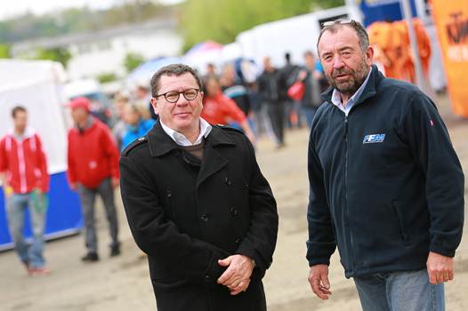 <b>Jacques Bolle - Président de la Fédération Française de Motocyclisme, au côté d'Eric Simon, Président de la Commission d’Enduro et de Rallyes Tout-terrain (photo : FFM)</b>