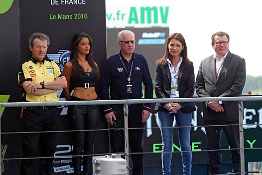 <b>Podium Moto2 : Santi Mulero – Responsable technique Páginas Amarillas HP 40, une Monster Girl, Jean-Pierre Mougin – Vice-Président délégué du CNOSF, Christelle Morançais – Ville du Mans et Jacques Bolle – Président de la FFM (photo Gérard Delio/Photopress)</b>