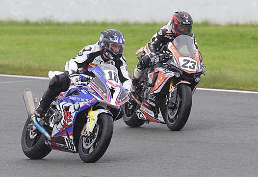 <b>Promo 1000 : Luc Bibollet - BMW #16 et Patrick Mageot - Yamaha #23 (photo Gérard Delio/Photopress)</b>