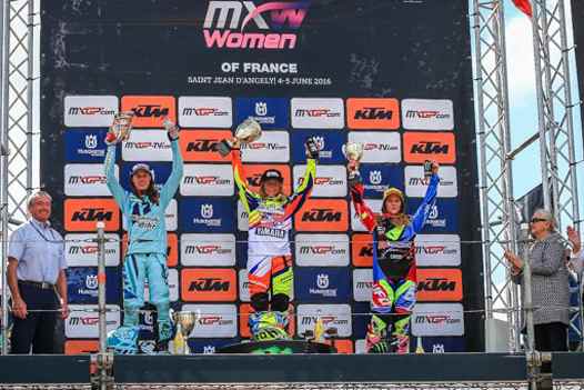<b>Podium WMX : Livia Lancelot - Kawasaki, Nancy Van De Ven - Yamaha et Kiara Fontanesi - Honda (photo MXGP.com)</b>