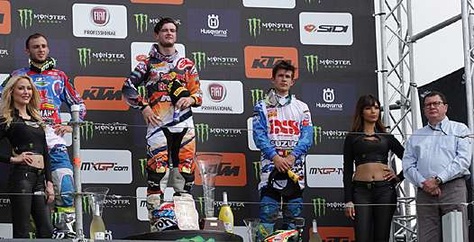 <b>Podium MX2 : Benoit Paturel - Yamaha, Jeffrey Herlings - KTM, Jeremy Seever - Suzuki avec Jacques Bolle - Président de la FFM (photo FFM)</b>