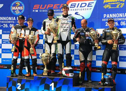 <b>Podium Gold Race : Pekka Paivarinta et Kirsi Kainulainen - BMW LCR, Tim Reeves et Grégory Cluze - Yamaha LCR, Sébastien Delannoy et Kevin Rousseau - Suzuki LCR (photo FIM)</b>