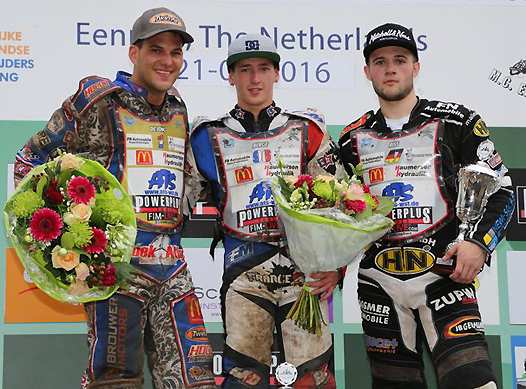 <b>Dimitri Bergé au centre entre Jannick de Jong à gauche et Erik Riss à droite (photo FIM)</b>