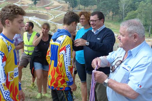 <b>Remise des distinctions par Jacques Bolle - Président de la FFM et Jean-Claude Clavreul - Président de la Commission de Motocross .(photo FFM)</b>