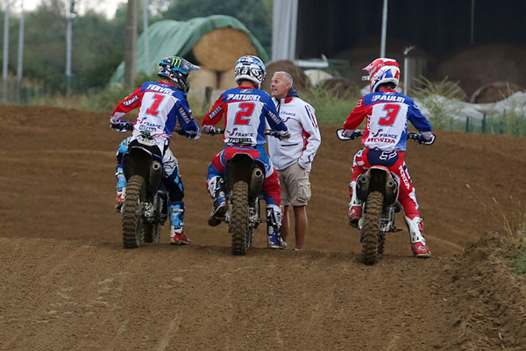 <b>Romain Febvre - Yamaha, Benoit Paturel - Yamaha et Gautier Paulin - Honda avec l’Entraîneur National Pascal Finot (photo FFM)</b>