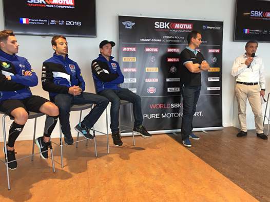 <b>Florian Marino - Yamaha, Sylvain Guintoli - Yamaha, Alex Lowes - Yamaha, Eric Celis et Serge Saulnier - Directeur du Circuit de Magny-Cours (photo FFM)</b>