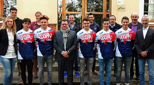 <b>Le Président Bolle entouré des élèves du SES et de l’équipe d’encadrement du lycée.</b>