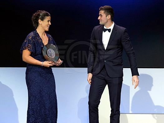 <b>Laia Sanz reçoit le Trophée FIM Fair-Play des mains de Pierre-Alexandre Renet (photo Reygondeau/GoodShoot)</b> 