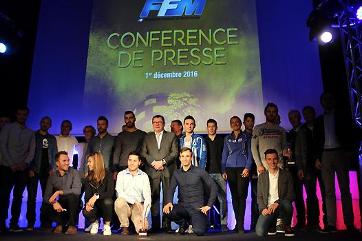 <b>Photo de famille autour du Président Jacques Bolle (photo Jean-Paul Ancion/FFM)</b>