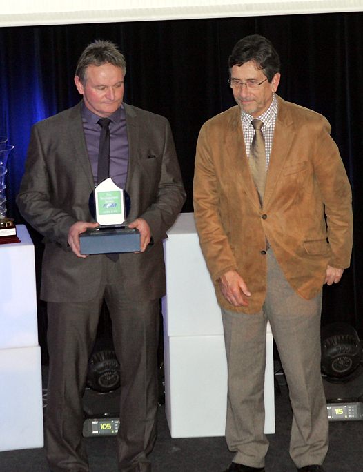 <b>Jacky Bonne - Président de l'AMC Issois lauréat du Prix Développent Durable FFM 2016 pour son implication en faveur de l’environnement avec Yves Pradeau - Membre du Tribunal National de Discipline et d'Arbitrage (photo Jean-Paul Ancion/FFM)</b>