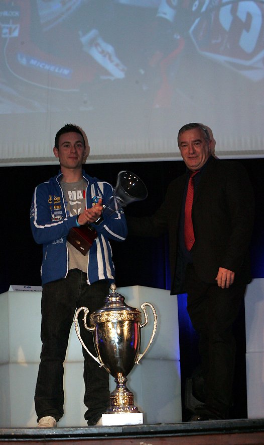 <b>Thomas Chareyre - TM, Champion du Monde Supermoto S1 2016 avec Gilbert Gontier - Vice-Président de la FFM (photo Jean-Paul Ancion/FFM)</b>