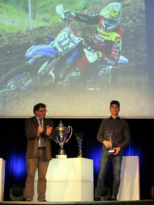 <b>Calvin Fonvielle - Yamaha, Champion d'Europe de Supercross 2016 avec Patrick Bertaud - Trésorier de la FFM (photo Jean-Paul Ancion/FFM)</b>