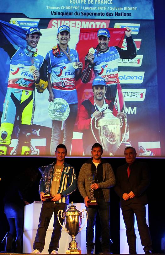 <b>Thomas Chareyre - TM et Sébastien Bonnal – Entraineur National, représentants l'Equipe de France Supermoto, vainqueur du Supermoto des Nations 2016 avec Gilbert Gontier - Vice-Président de la FFM (photo Jean-Paul Ancion/FFM)</b>