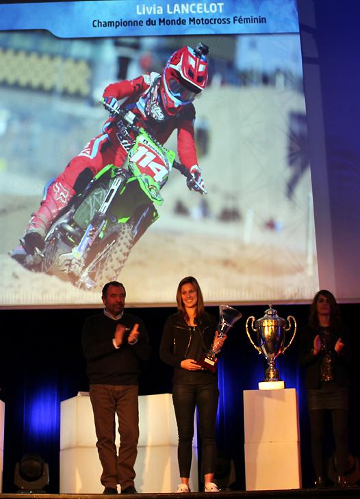 <b>Livia Lancelot - Kawasaki, Championne du Monde de Motocross Féminin 2016 avec Eric Simon - Vice-Président de la FFM (photo Jean-Paul Ancion/FFM)</b>