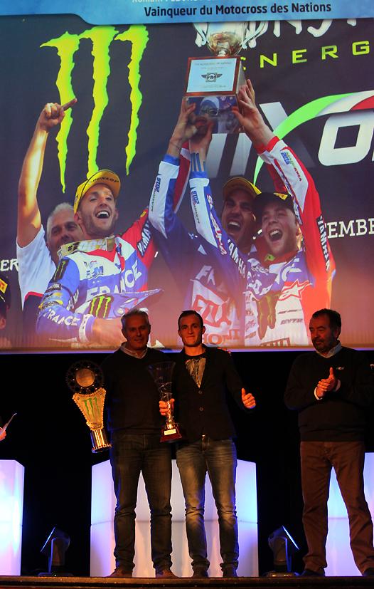 <b>Pascal Finot - Entraineur National et Benoit Paturel - Yamaha, représentants l'Equipe de France de Motocross, vainqueur du MX des Nations 2016 avec Eric Simon - Vice-Président de la FFM (photo Jean-Paul Ancion/FFM)</b>