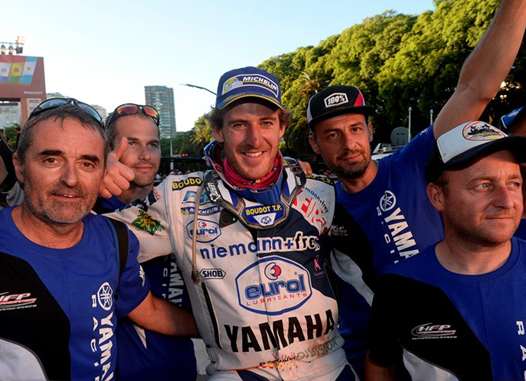 <b>Xavier de Soultrait - Yamaha avec Franck Helbert (à sa droite) et son équipe technique HFP (photo Yamaha Racing)</b>