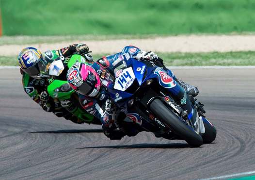 <b>Lucas Mahias - Yamaha devant Kenan Sofuoglu - Kawasaki (photo Yamaha Racing)</b>