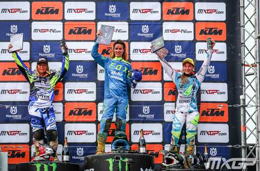 <b>Podium WMX : Courtney Duncan - Yamaha, Livia Lancelot - Kawasaki et Kiara Fontanesi - Yamaha (photo MXGP.com)</b>