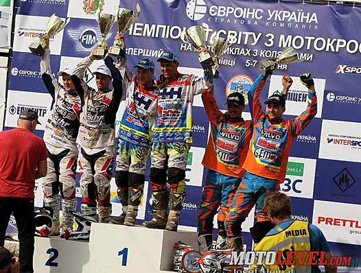 <b>Podium Side Car-Cross : Valentin Giraud-Elvijs Mucenieks - WHT-KTM, Daniel Willemsen-Robbie Bax - WSP Zabel et Etienne Bax et le Français Nicolas Musset - WSP Zabel (photo Josef Hejnal/Motolevel.com)</b>