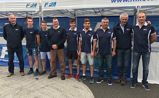 <b>Jacques Bolle, Président de la FFM, aux côtés de (gauche à droite) : François Courbouleix (Président de la Commission de Trial), Fabien Poirot (pilote Équipe de France FFM), Kieran Touly (pilote Équipe de France FFM), Gaël Chatagno (pilote Équipe de France FFM), Téo Colairo (pilote Équipe de France FFM), Patrick Charlier (Entraîneur), Philippe Thiebaut (Directeur Technique National), Jérôme Corna (membre de la Commission de Trial). </b>

 
