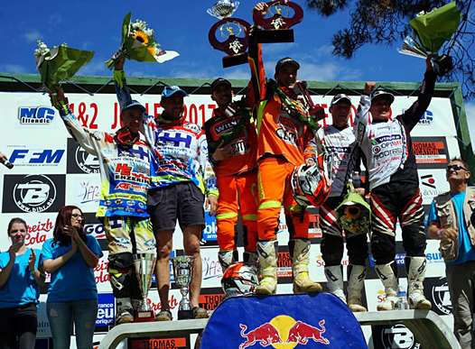 <b>Podium : Koen Hermans/Kenny van Gaalen - VMC-Zabel, Nicolas Musset/Etienne Bax - WSP Zabel et Janis Daiders/Kaspars Stupelis - VMC-Zabel (photo www.fimsidecarcross.com)</b>