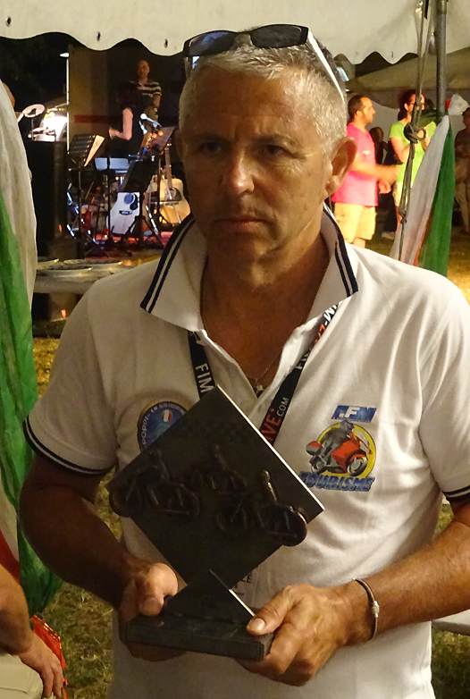 <b>Lionel Marais - Délégué FFM et le Trophée Feruccio Colucci (photo Commission Tourisme FFM)</b>