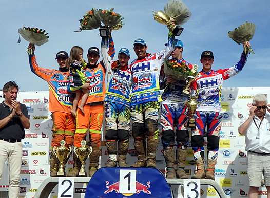 <b>Podium de l'épreuve : Nicolas Musset/Etienne Bax - WSP Zabel, Daniel Willemsen/Robbie Bax - WSP-Zabel et Julian Veldman/Ben van den Boogaartet - WHT-HVA (photo www.fimsidecarcross.com)</b>